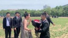江苏苏州：大四男生拍完毕业照当场求婚，全班超强“助攻”