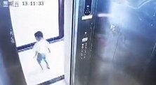 女童滞留电梯找家长时坠亡 监控拍下她最后求助画面