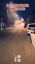 “大胆”市民，在车里放烟花，结果……