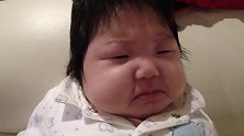妈妈故意假哭，不料宝宝信以为真跟着哭起来，这哭相太可爱了