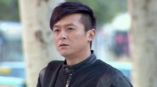 小伙刚想和姑娘打招呼，万万没想到姑娘坐大叔车走了，只能望着！