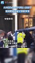女交警零下十摄氏度为老人扣衣服扣子并扶老人过马路 女交警:看到他就想起了我的爷爷 女交警为行动不便老人扣扣子