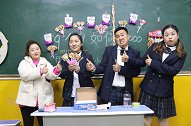 校园剧：老师让同学答题赢糖果，同学们回答的倒挺快，就是没答对