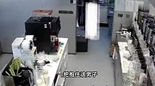 监控曝光！男子全裸持刀闯入奶茶店，店员机智将其制服，古茗回应
