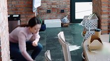 郎朗给小兔子弹协奏曲，吉娜在一旁学小兔子跳，夫妻俩太逗了