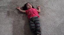 收养的中国宝宝总是这个样子，外国妈妈又心疼又无奈