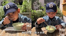 保剑锋老婆晒4岁儿子吃冰淇淋萌照，小宝贝双眼皮大眼睛像爸爸