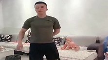 兵哥哥退伍回家看孩子，眼前这一幕真会玩，宝宝也太会配合了