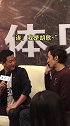 快要迟到的胡歌一溜小跑进来