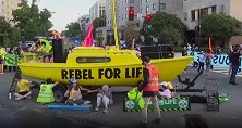 美国示威者抗议气候变化搬船堵路阻交通 警察现场拆船，抬人就走