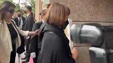 李玟墓地尚未公布 歌迷希望她墓位和黄家驹的墓位相邻
