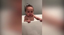 把宝宝放进浴池，花洒洒出水时，宝宝的表情太搞笑了！
