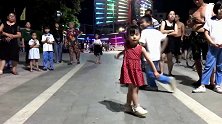5岁小女孩跳广场舞，舞姿动人，看完久久不愿离开！