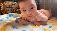 两个多月的小宝宝练抬头，接下来这表情亮了，太可爱了！