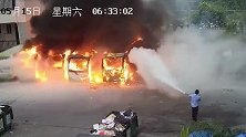 惊险!广西一高校摆渡车充电时突然爆燃 火焰瞬间吞噬一整排车