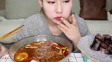 冬天开暖气吃冷面真是舒服，还有一盘米肠小姐姐吃的可真过瘾