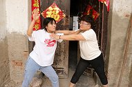 农村妇女被砖头砸四处骂街，邻居得知是自家原因马上道歉，暖心