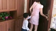 媳妇刚想出门，就被儿子叫住了，还是儿子心细！