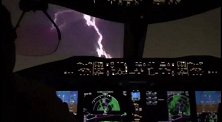 巴拿马：一架客机在暴风雨中飞行时被闪电击中飞机头