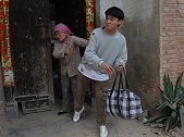 儿子惦记死去父亲的赔偿款，母亲把他赶出家门，儿子回家后感动了