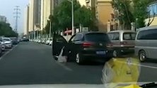 神操作！女子剐蹭路人慌忙下车查看 忘拉手刹被碾后爬起追车