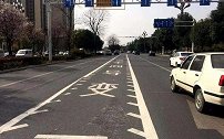 绿灯直行被扣6分？车主不服，交警：这是锯齿车道，不会走吗？