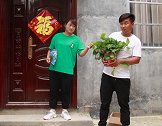 抠门小伙偷花送美女，没想美女回赠一只大箱子！结局太逗了