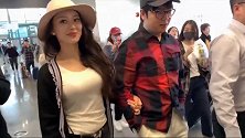 吉娜坐高铁吃炸鸡腿姿态优雅，网友大赞人美吃什么都好看