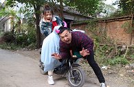 二货碰瓷大龄剩女，没想被大龄剩女拉回家当老公，太逗了