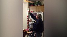 帮妈妈打蛋，在桌子上，想知道你怎么想的呀