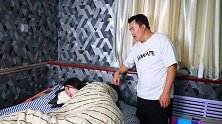 媳妇睡懒觉不起床，老公直接把她扔垃圾桶旁边，结局太搞笑了