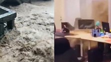 重庆万州洪水冲进办公楼 吓得员工赶紧躲开
