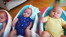 四胞胎宝宝排成一排看电视，小脚丫踢个不停，太可爱了！