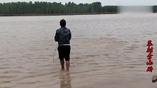 小伙迎黄河巨浪撒网，一网出去漂亮了，能扣中黄河鲤鱼吗？过瘾