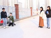 包工头办满月酒，农民工给他随100元被开除，这时董事长来了