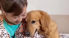 妞妞长时间没见到妞妈，它缠着妞妈幸福地笑了起来，像个孩子一样