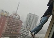 惊险！男子外挂18层高楼外双腿悬空 消防一把将其拽回
