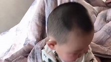 小宝宝大早上不好好睡觉，睁大眼睛大喊大叫的，这腿是真粗啊！