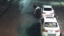 用力过猛反把自己踹倒地！男子街头连踹6车 不料下一秒悲剧了