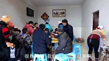 苗大姐5个人做血豆腐，侄女帮忙拿碗，传统手艺做出来就是香