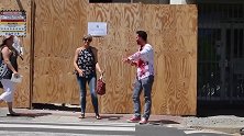 恶作剧：男子在街头扮僵尸，不料遭遇路人痛打