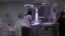 新生宝宝在浴室接受人生第一次洗澡，一家人隔着窗户往里面看