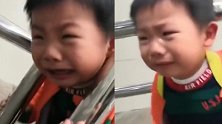 戏精萌娃说自己头被卡 边哭边从栏杆钻出来 网友：是灵魂被卡了