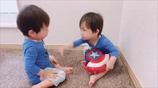 双胞胎宝宝争当美国队长，抢盾牌的过程太搞笑了！