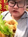 山东胖萝莉超爱吃煎饼果子，在家吃完出来吃