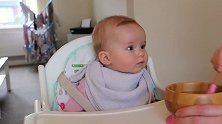 宝宝第一次吃青豆泥，吃一口就含住一脸懵圈：这是要给我断奶吗？