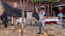 小薛回家帮老爸干活，又搬砖又铲泥，深深体会到老爸在家不容易