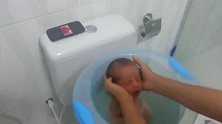 好奇妙！把新生宝宝放桶里洗澡，只需扶着他的头宝宝不哭也不闹