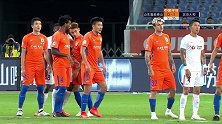 饶伟辉任意球直奔后点 韩镕泽飞身将球挡出底线