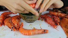 外国小姐姐吃大餐，一大桌的海鲜吃过瘾，太幸福了